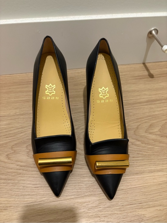 Stuart Weitzman Shoes - Stuart Weitzman Black Pointed Toe Flats with Tan & Gold Accent - Women's New 7.5